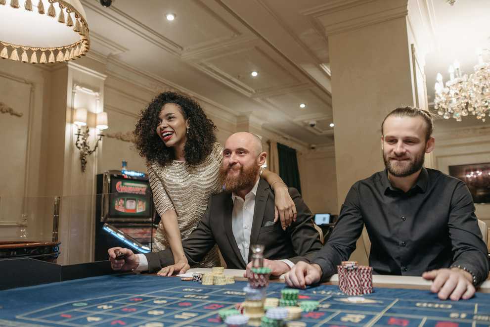 Live Casino Games vs RNG-Based Games: Which One Reigns Supreme?